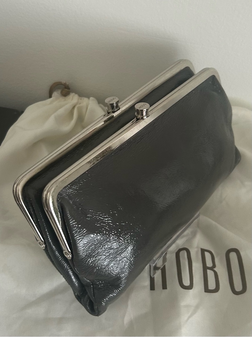 HOBO International Metallic Gray Leather Kiss Lock Clutch Wallet - Picture 5 of 10